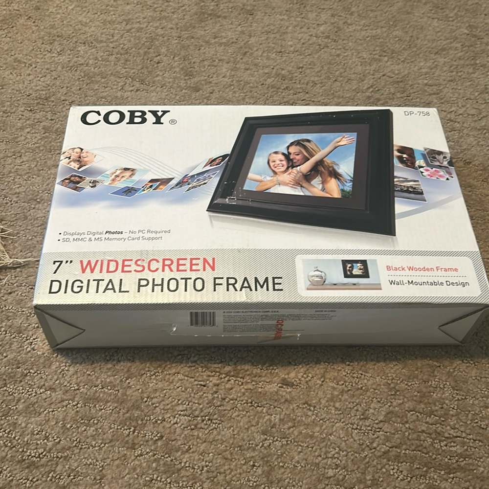 Digital Photo Frame 7 inch never used!